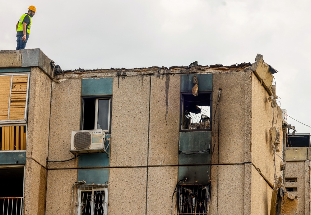 Rocket hits apartment building in Tel Aviv