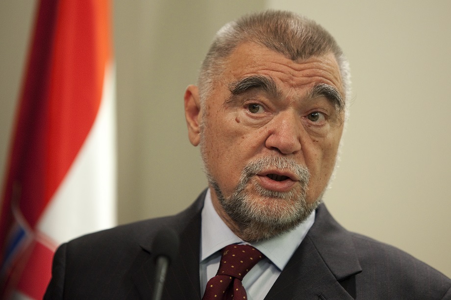 Croatian President Stjepan Mesic visits Kosovo