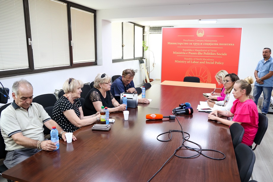 penzioneri-kaj-ministerkata-trenchevska-b2d