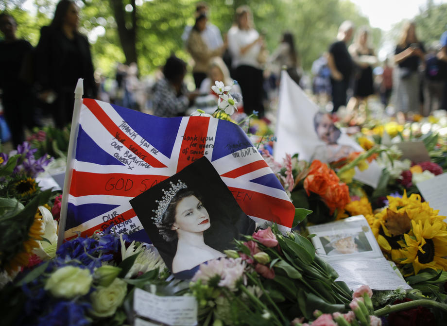 People pay their respects to late Queen Elizabeth II in London