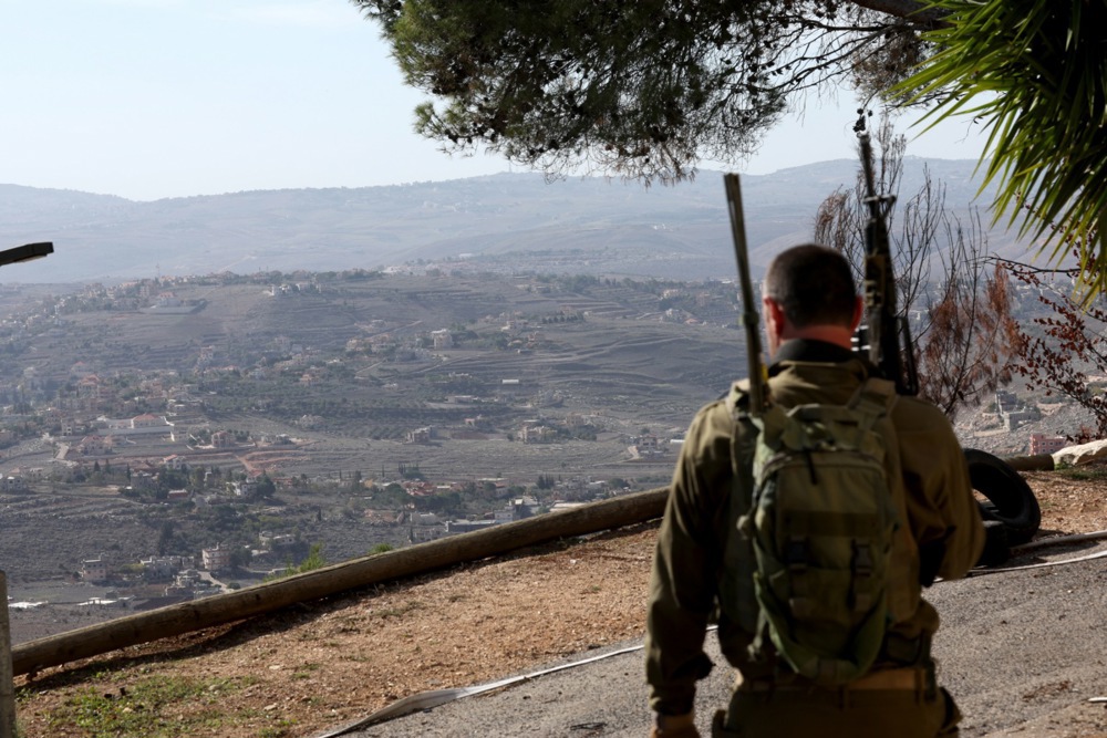 Israeli troops on the border to Lebanon
