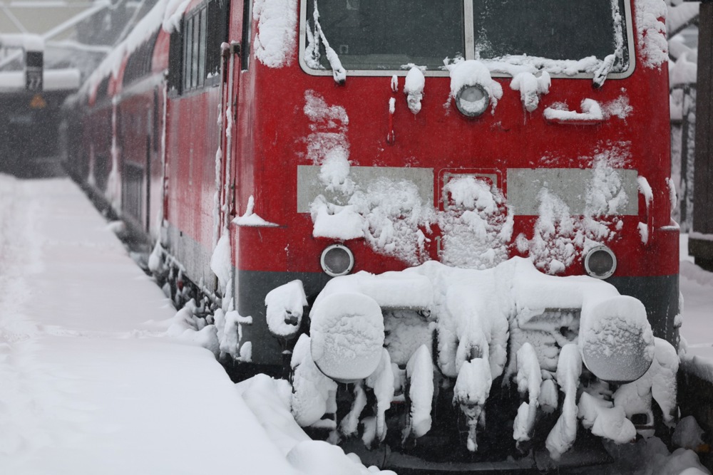 Heavy snowfall causes disruptions in southern Germany