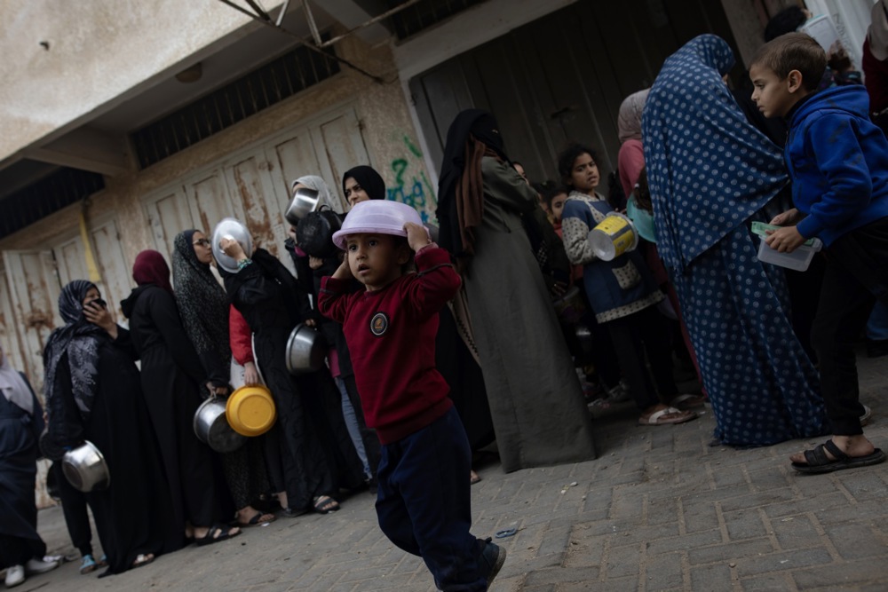 Food distribution at Khan Younis refugee camp