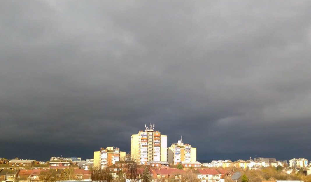 облачно тмурно-П.Џ.