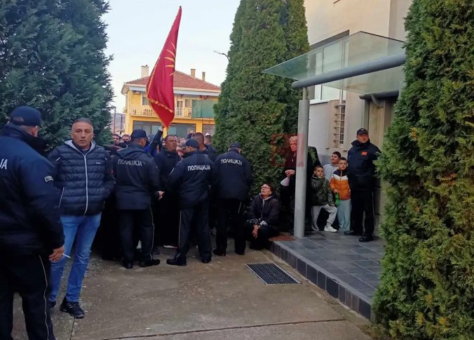 protest caska albanski paralelki