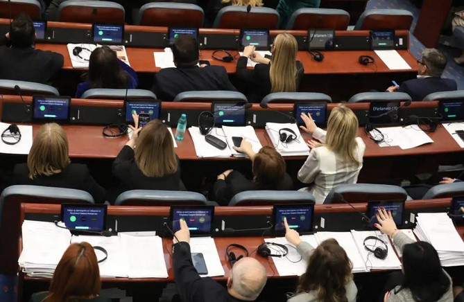 sobranie pratenici odzadi