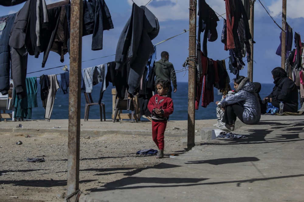 Residents evacuate from Rafah town