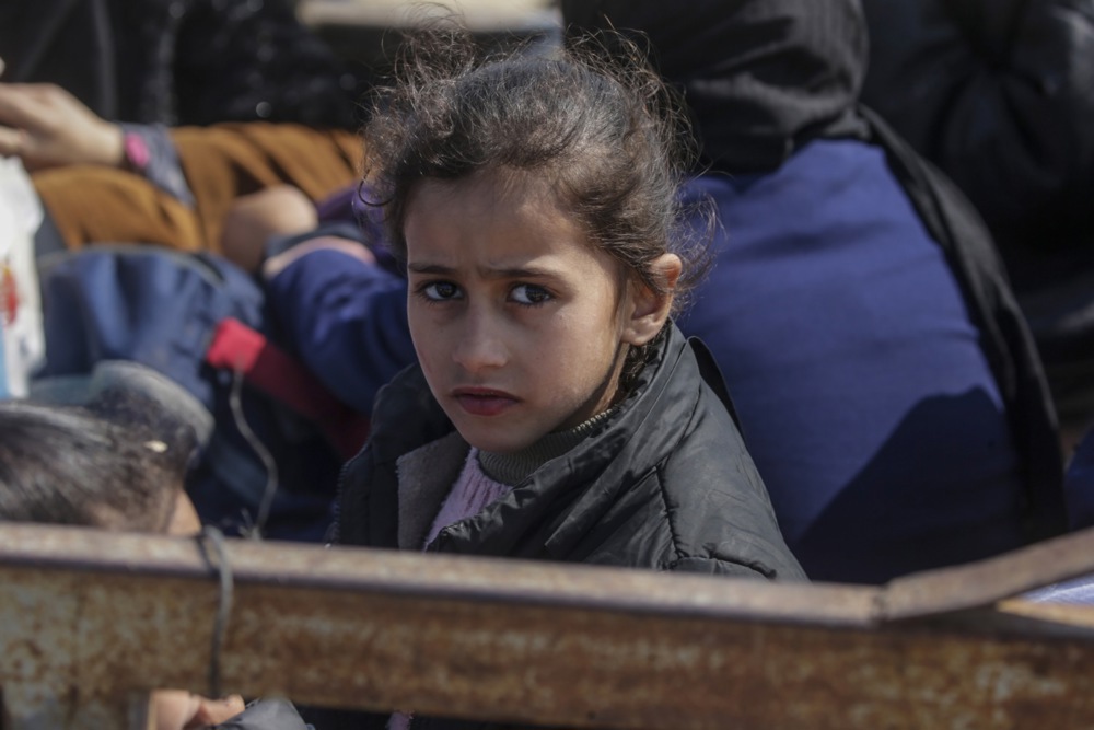 Palestinians from northern Gaza Strip cross into southern Gaza