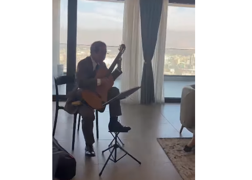 Japonski ambasador sviri