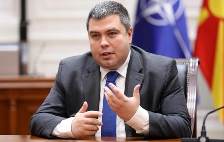 maricik sedi zboruva