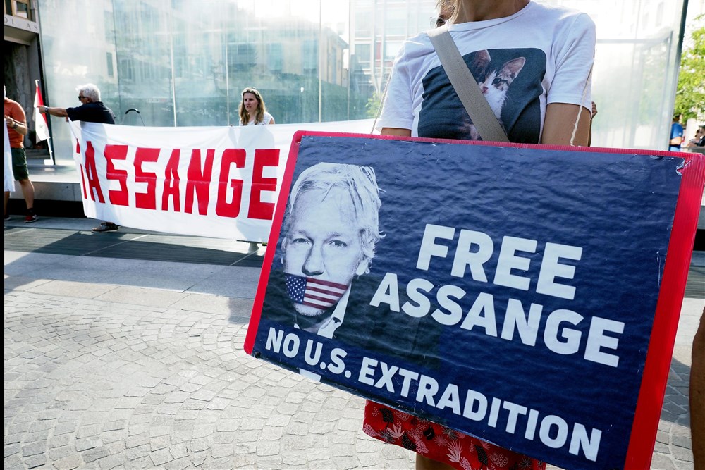 Protest against the war and for liberation of Julian Assange in Milan