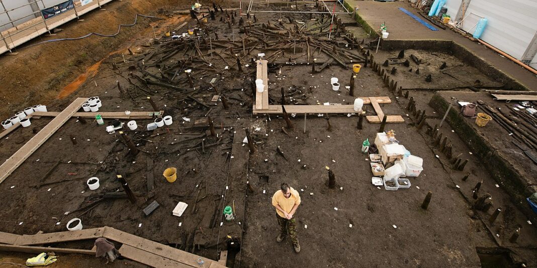 1280px-Must_Farm_CL3_4817_(26447110732)_crop