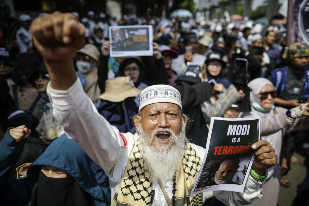 Muslims in Indonesia protest against recent sectarian violence in New Delhi