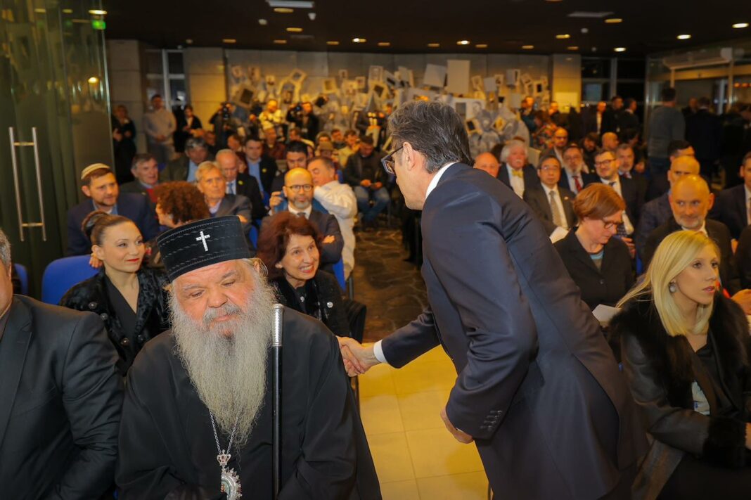 Pendarovski se rakuva so Siljanovska komemoracija