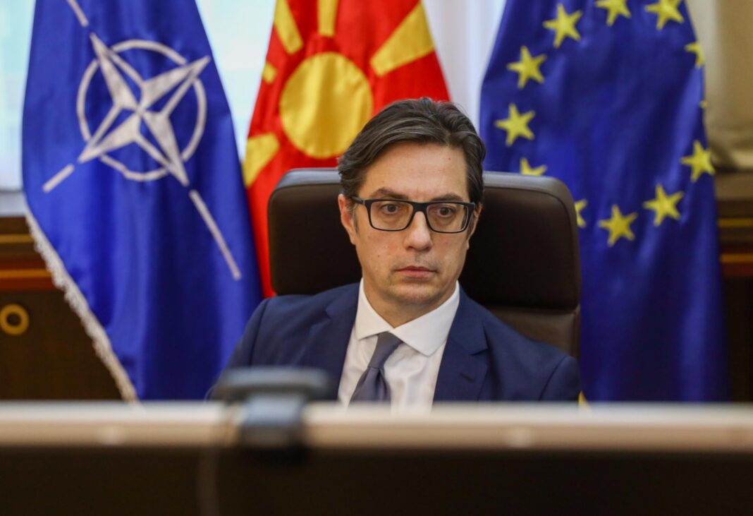 pendarovski zad kompjuter