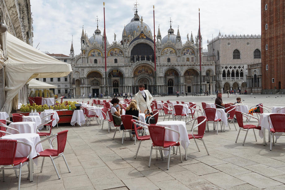 Historic street cafe reopens in Venice