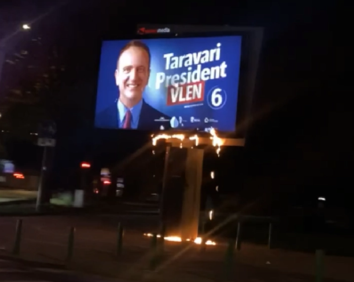 zapalen bilbord taravari