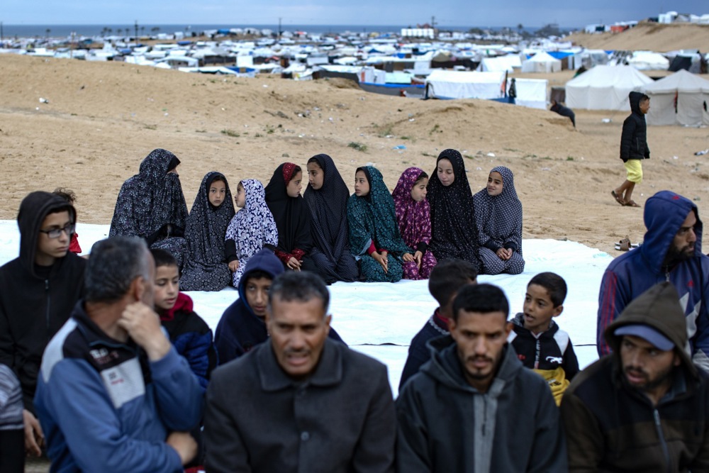 Gaza displaced Palestinians perform Eid al-Fitr prayer