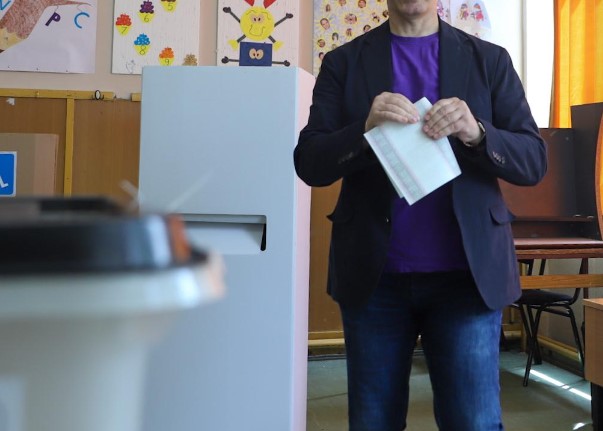 Glasanje edno livce vo race