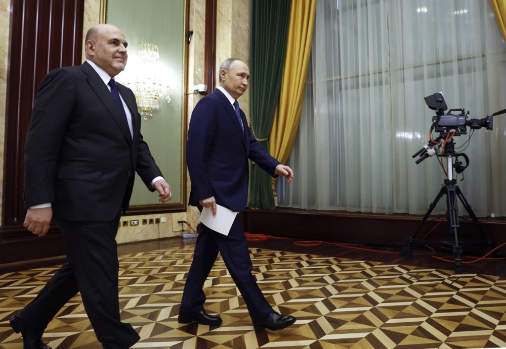 President Putin meets with outgoing Russian goverment in Moscow