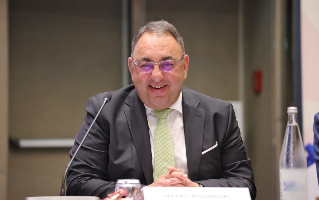 bislimoski vidno raspolozen