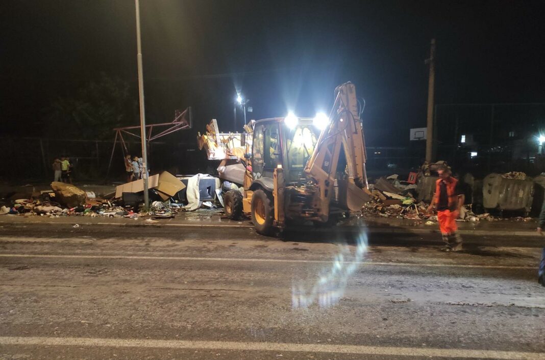 buldozer cisti kaj ambasada SAD