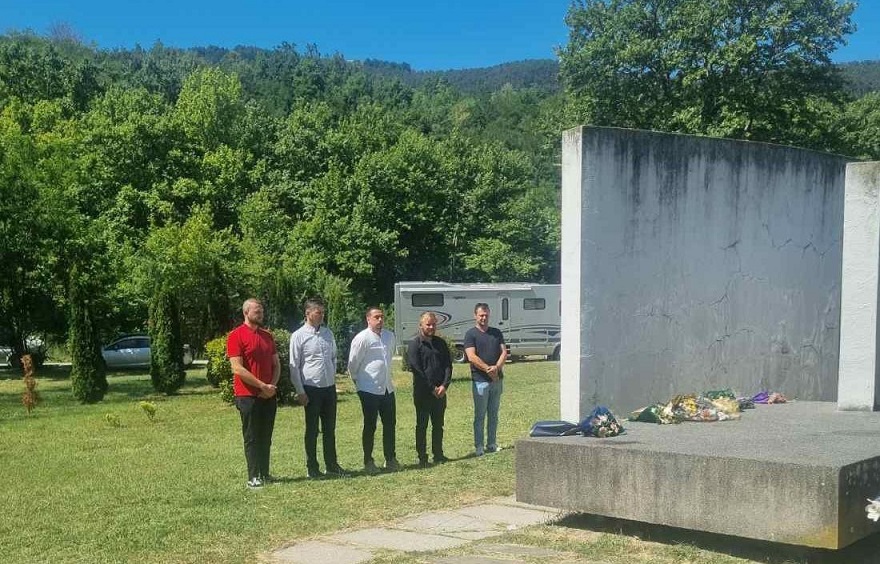 Levica delegacija Vatasa pametnikot