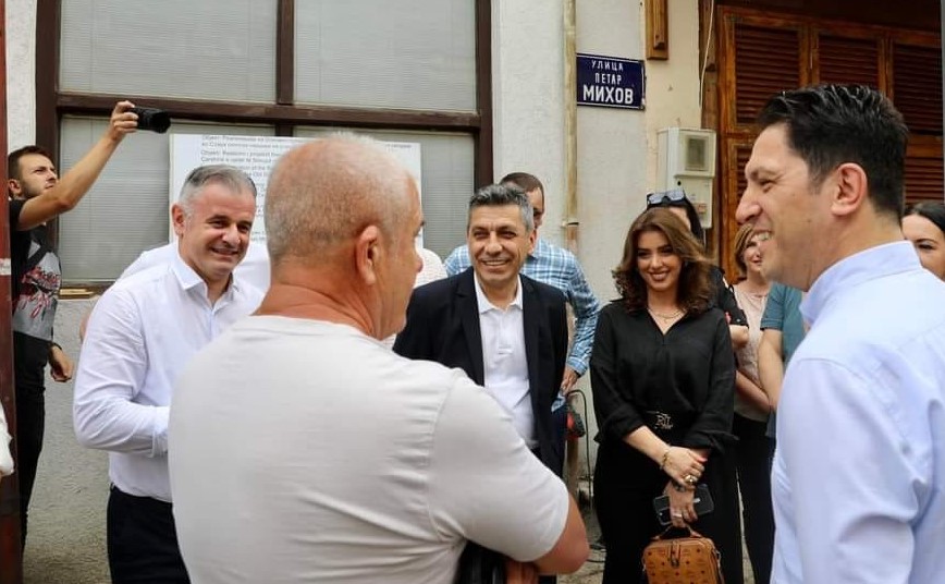 Medziti razgovor na ulica