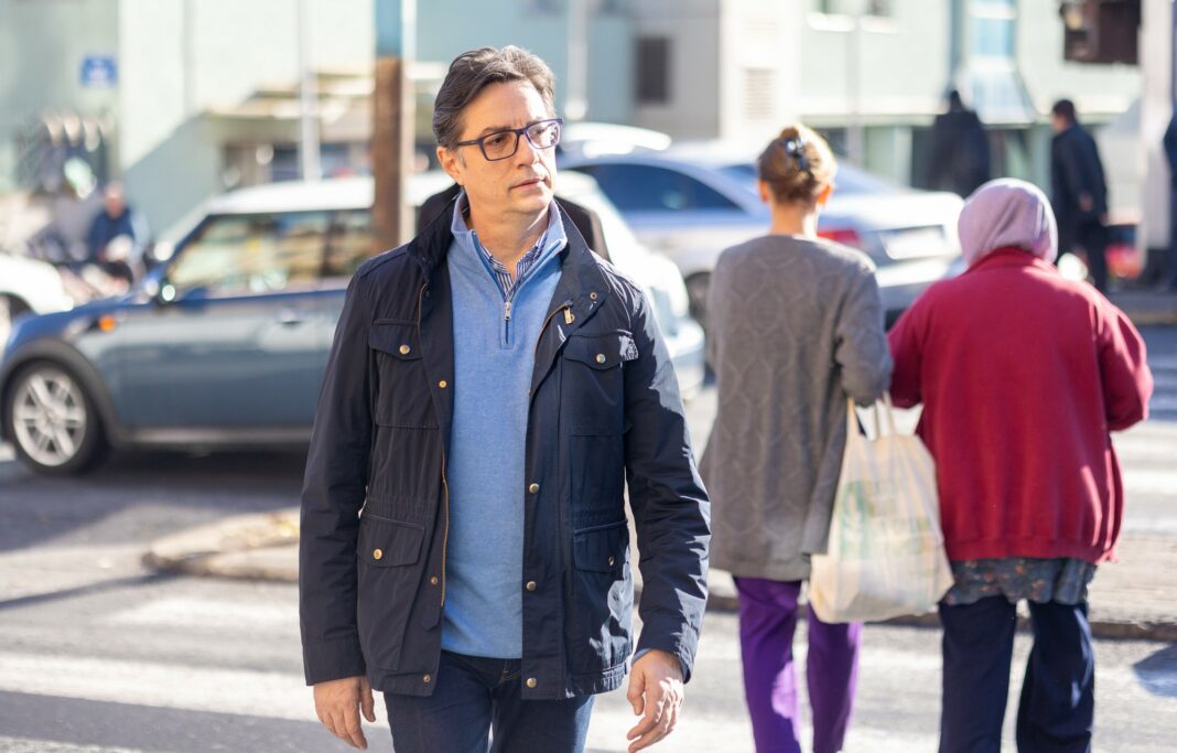 Pendarovski vo jakna na ulica