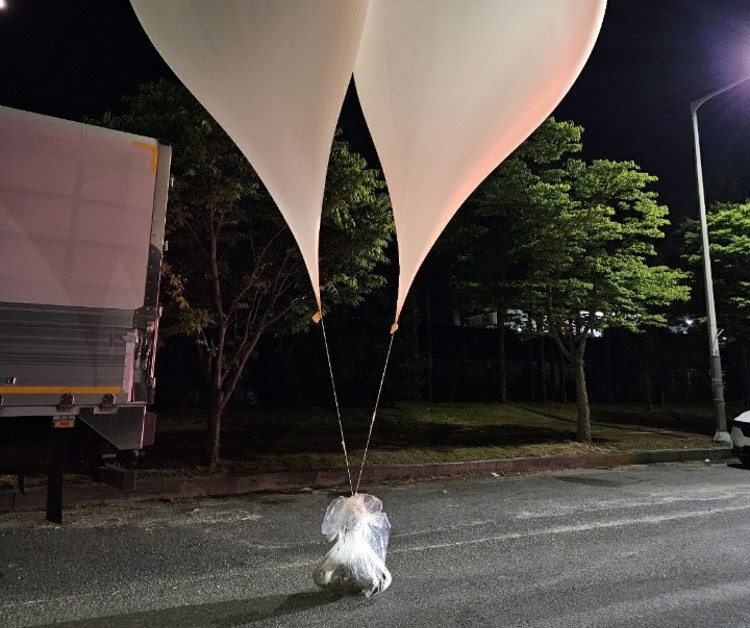 Северна Кореја балони со ѓубре во Јужна-12262404 скр
