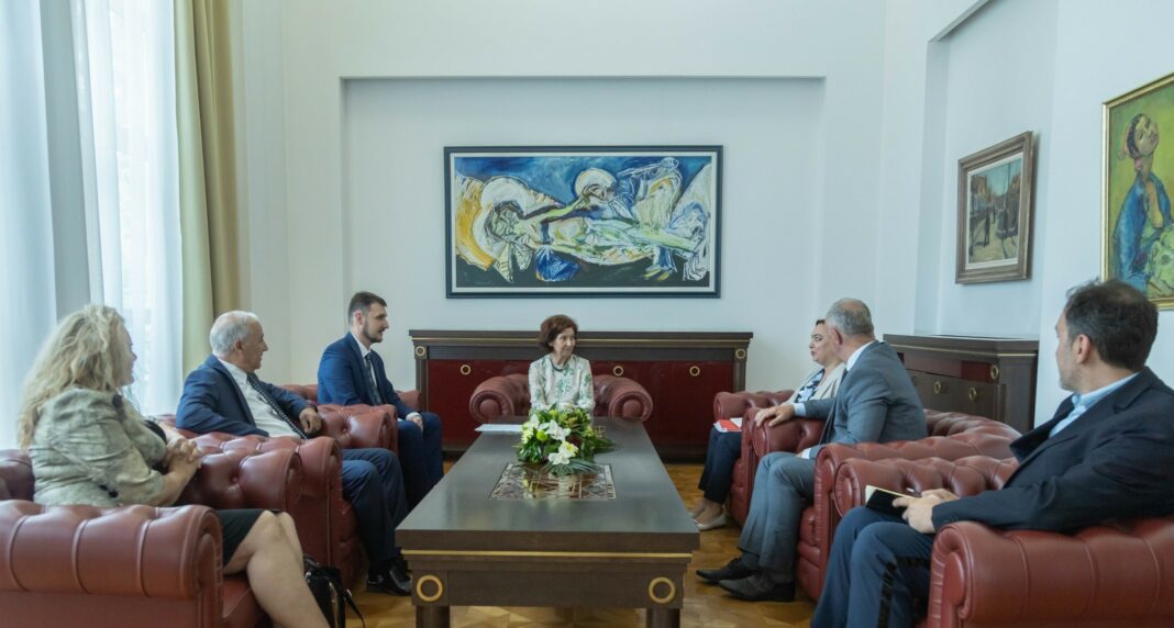 Siljanovska Davkova so MAKEDON