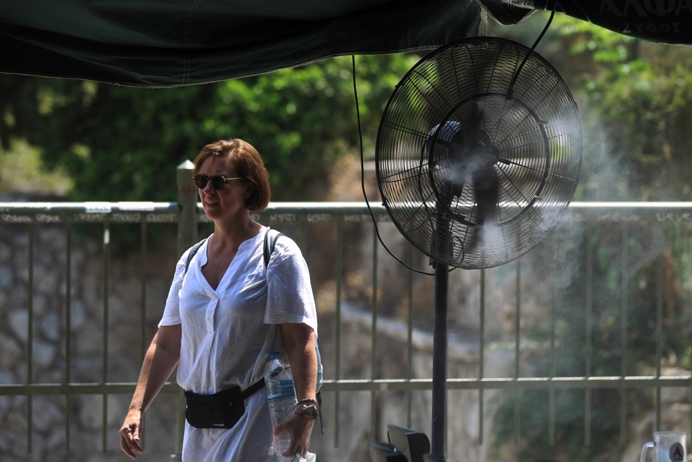 Extreme heat health alerts in Greece amid high temperatures