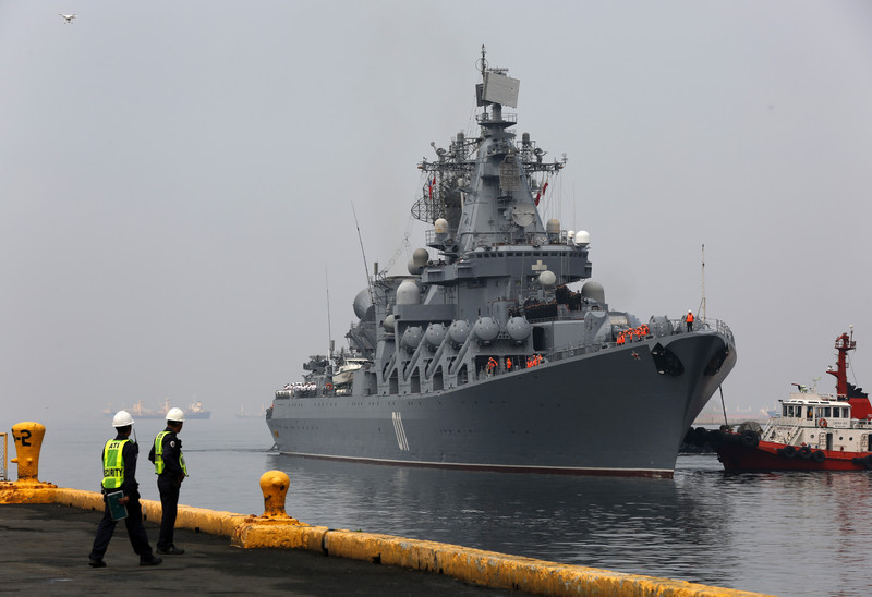 Russian Navy guided missile cruiser Varyag and large sea tanker Pechenga arrive at port of Manila