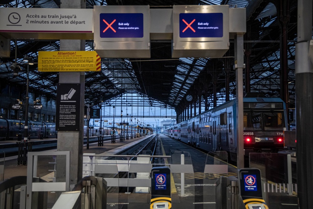 Train controllers' strike disrupts traffic during French school holidays