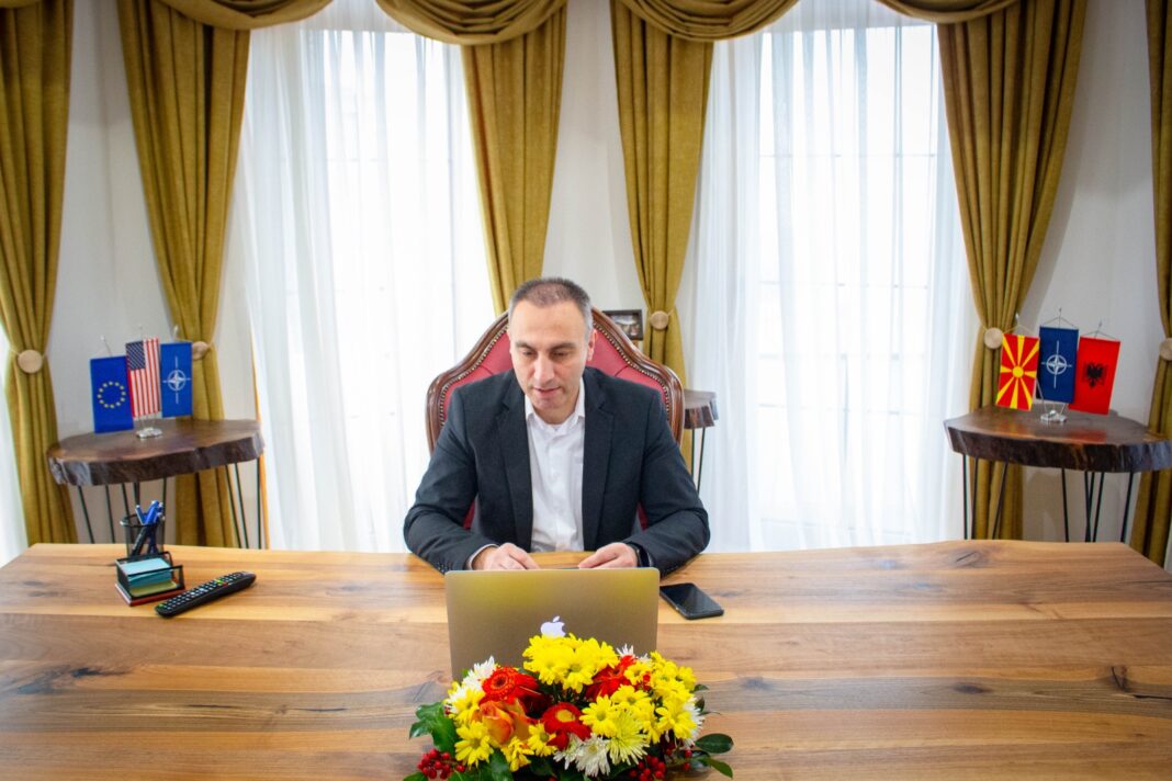 Artan_Grubi_kompjuter_Znaminja