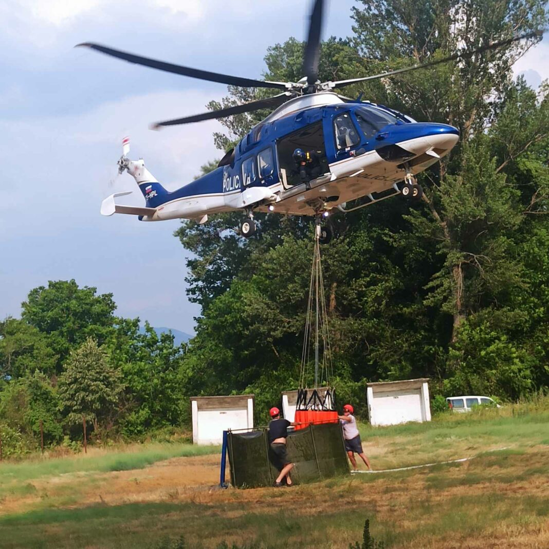 helikopter polni voda za pozari 1