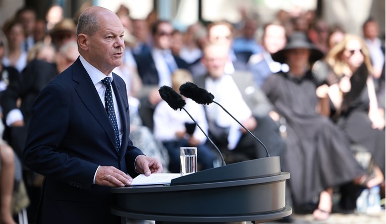 Шолц German Chancellor Olaf Scholz (L) delivers a speech during a commemoration event marking the 80th anniversary of Stauff
