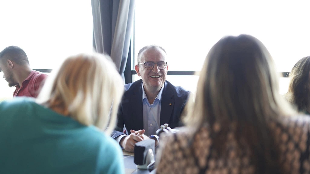 taravari so novinari