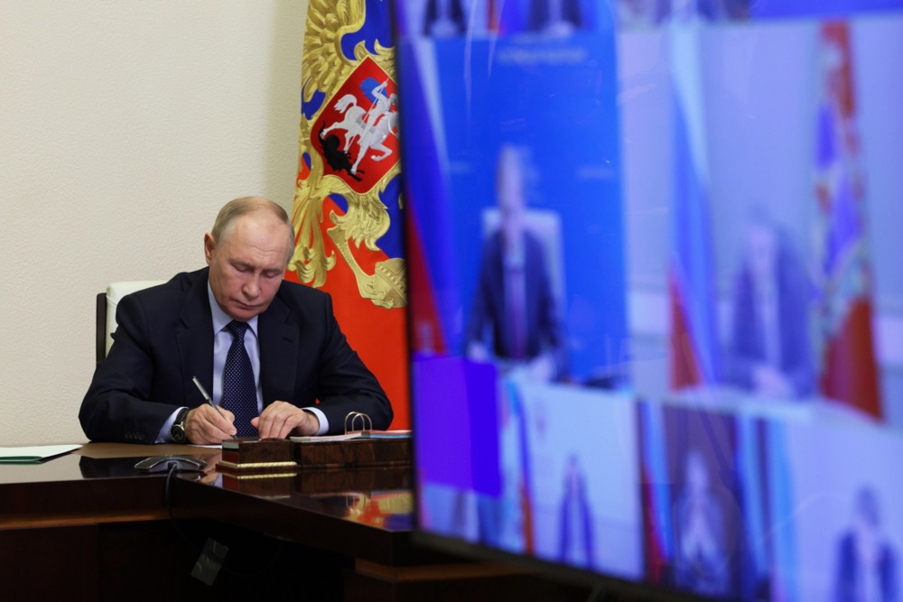 President Putin holds meeting on situation in Russian border regions