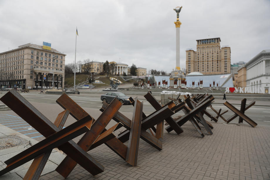 Ukrainians swarm railway station as they try to flee Kyiv