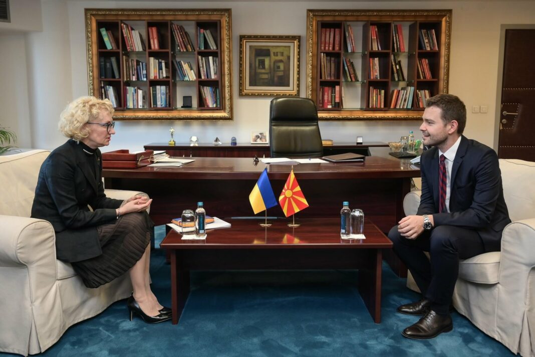 mucunski so ambasadorkata Dir