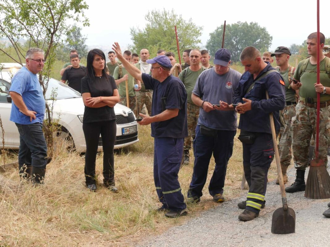 Irena Sterjovska so gragani so lopati za gasnene pozar