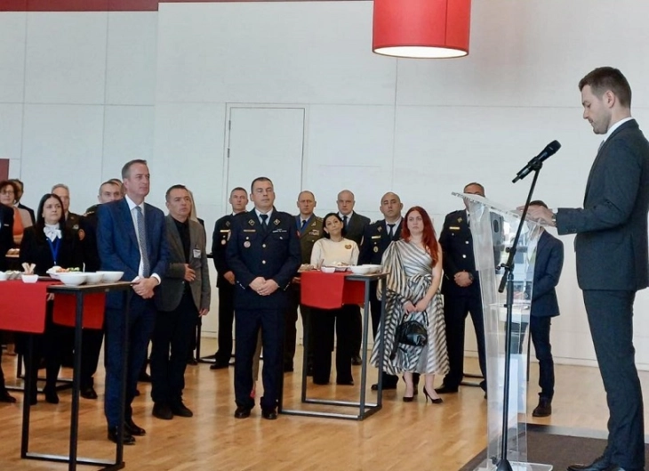 Mucunski obrakanje vo NATO po povod 8 Septemvri