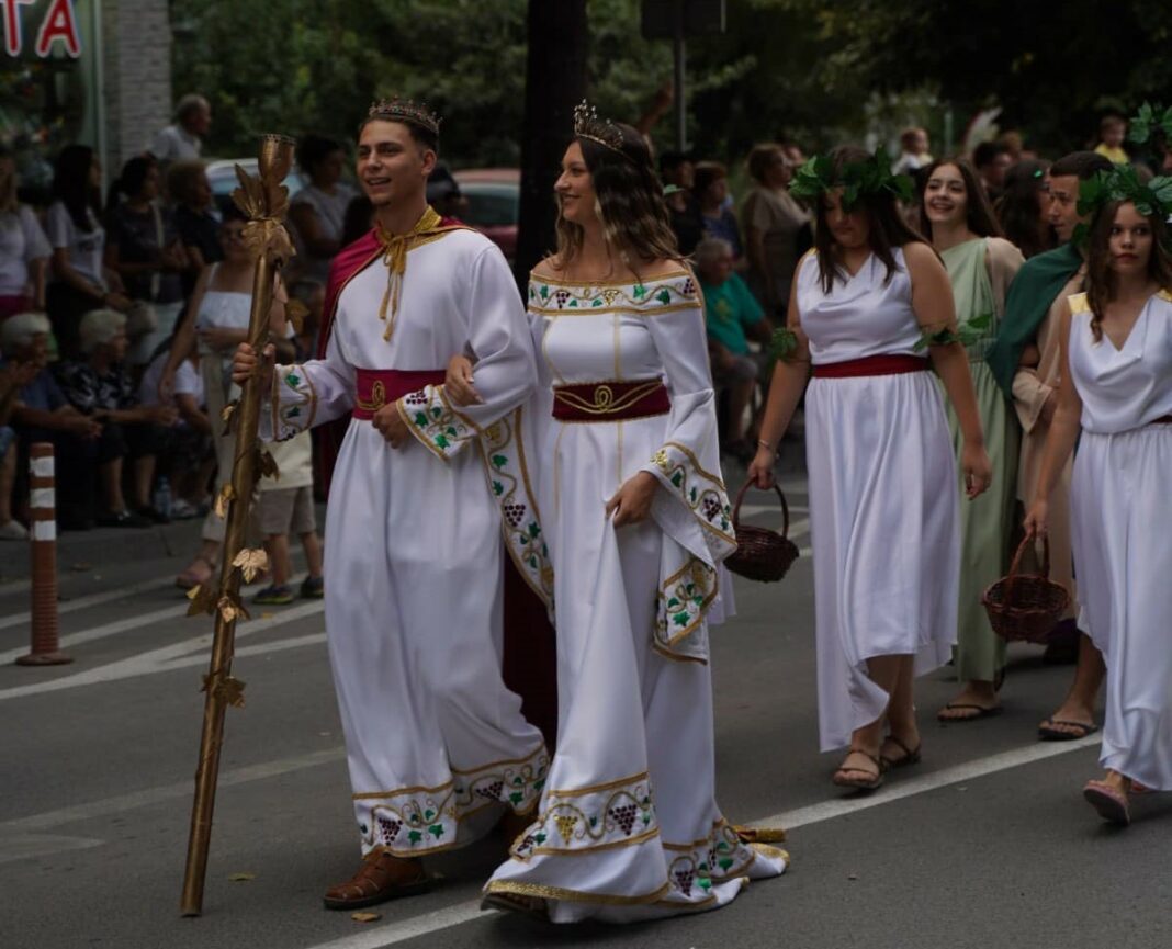 Tikveski grozdober karneval vinski kral i kralica