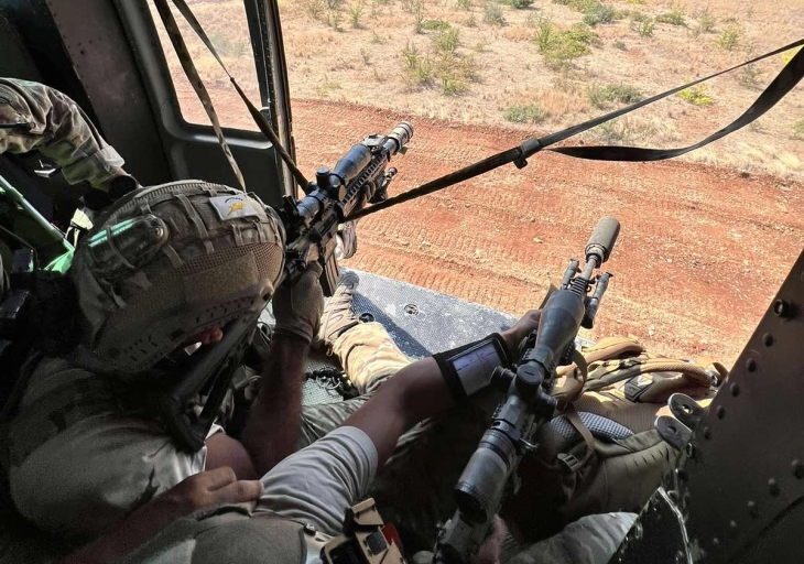 voeni specijalci vo helikopter