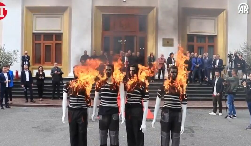 Албанија протест собрание