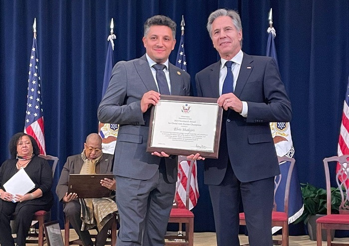 shakiri entoni-blinken1