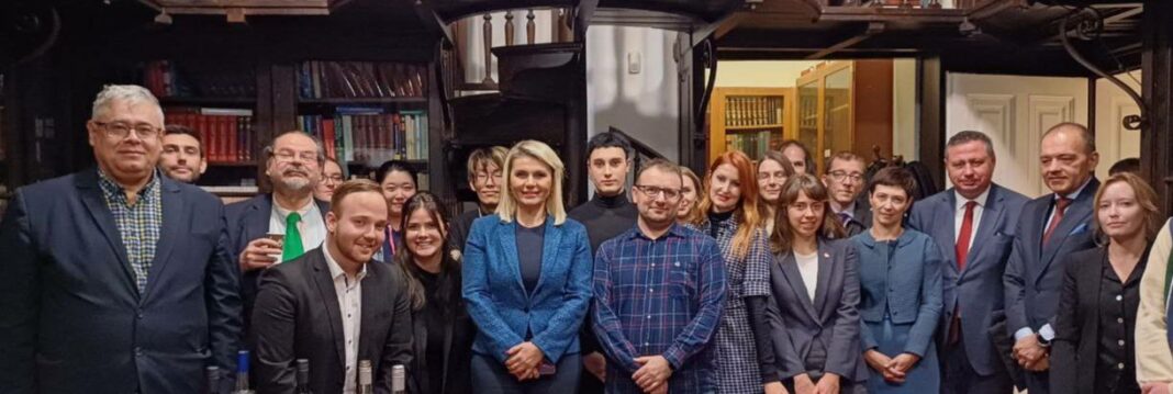 C8D9A433-2F91-4742-8C99-6EAE89F7FE1E