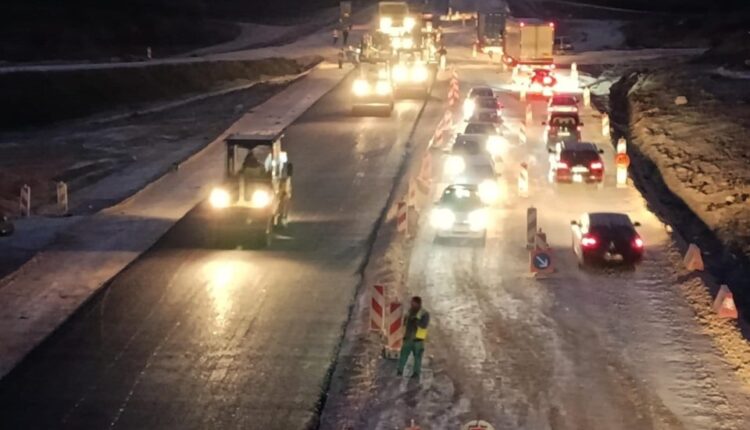 stracin-pod reflektori