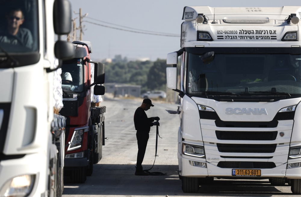 World Food Programme aid trucks enter northern Gaza through Erez crossing